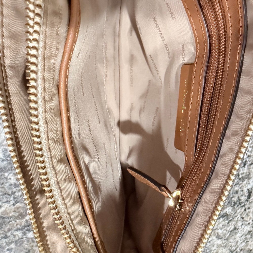 Michael Kors
SIGNATURE DOUBLE POUCH CROSSBODY - Picture 4 of 4